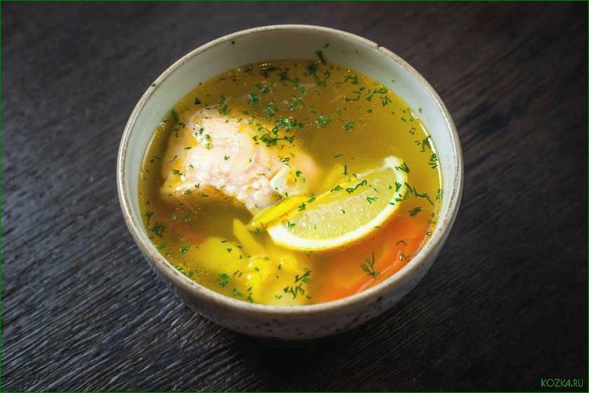 Вкусное сочетание морепродуктов и свежих овощей в рыбном супе