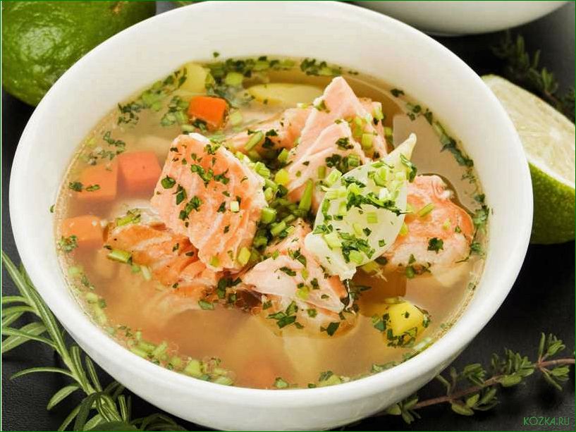 Вкусное сочетание морепродуктов и свежих овощей в рыбном супе